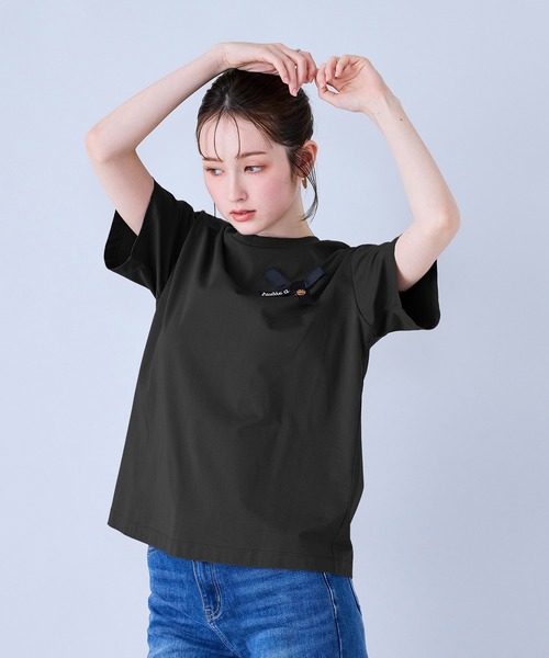 Audie a Muses(オーディアミューズ)の「Audie a Musesロゴ入りリボンカットソー(Tシャツ/カットソー・レディース・オフホワイト/ブラック/ブラウン・38/42)」の1枚目の写真