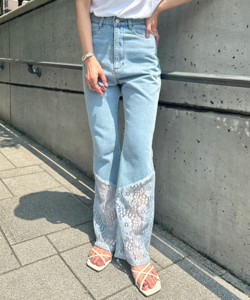 MYMOOD.(マイムード)の「裾レースフレアデニム(デニムパンツ・レディース・ブルー/アイボリー/ブラック・M)」の3枚目の写真