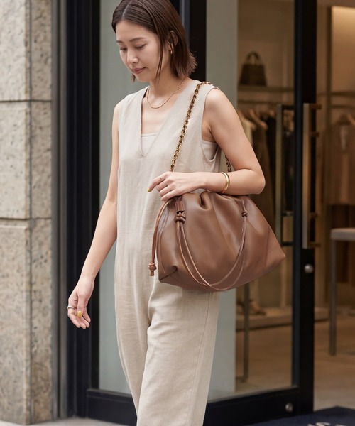 STYLE DELI（スタイルデリ）の「【DELI by】本革ドロストギャザーショルダーバッグ（ショルダーバッグ・レディース・ブラウン/ブラック・FREE）」の2枚目の写真