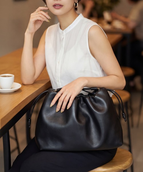 STYLE DELI（スタイルデリ）の「【DELI by】本革ドロストギャザーショルダーバッグ（ショルダーバッグ・レディース・ブラウン/ブラック・FREE）」の7枚目の写真