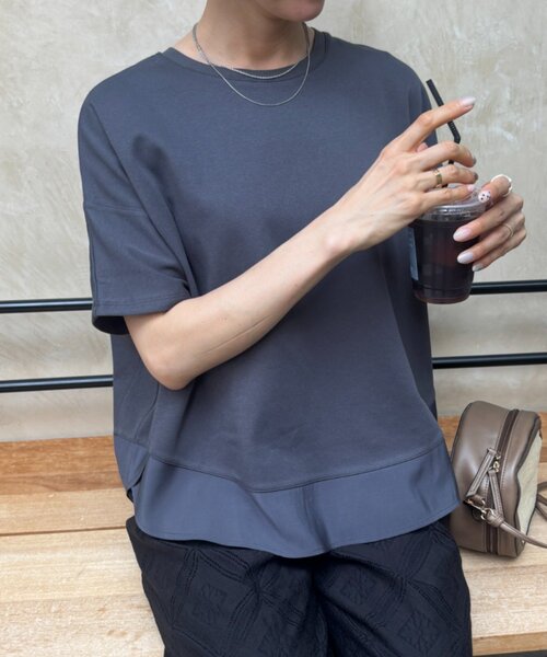 Jena espace merveilleux(ジェナ エスパスメルヴェイユ)の「サークル切替カットソー(Tシャツ/カットソー・レディース・オフホワイト/チャコールグレー・FREE)」の2枚目の写真