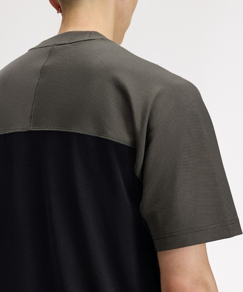 FRED PERRY(フレッドペリー)の「Colour Block T-Shirt/カラーブロックTシャツ(Tシャツ/カットソー・メンズ・ブラック・S/M/L)」の2枚目の写真