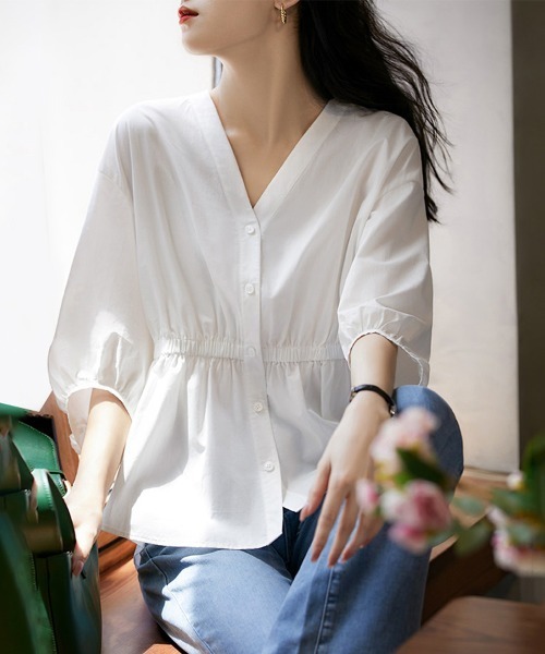 ReRe（リリ）の「Vネックギャザーブラウス（シャツ/ブラウス・レディース・ホワイト/ネイビー・MEDIUM/X-LARGE/LARGE）」の2枚目の写真