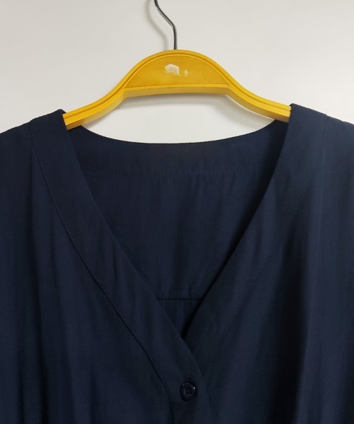 ReRe（リリ）の「Vネックギャザーブラウス（シャツ/ブラウス・レディース・ホワイト/ネイビー・MEDIUM/X-LARGE/LARGE）」の14枚目の写真