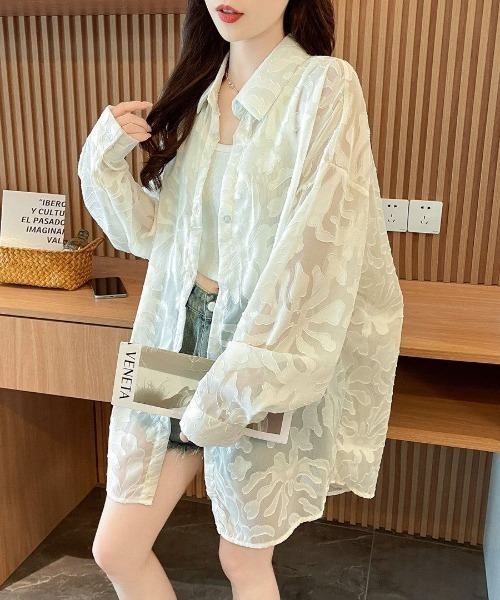 AMAJI(アマジ)の「ジャガード シアー ミディ丈プラスサイズ シャツジャケット(シャツ/ブラウス・レディース・ベージュ・MEDIUM/LARGE/X-LARGE)」の1枚目の写真