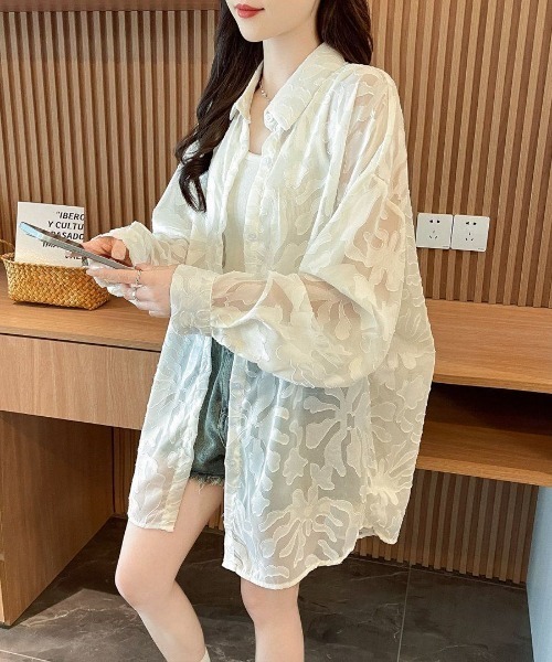 AMAJI(アマジ)の「ジャガード シアー ミディ丈プラスサイズ シャツジャケット(シャツ/ブラウス・レディース・ベージュ・MEDIUM/LARGE/X-LARGE)」の2枚目の写真
