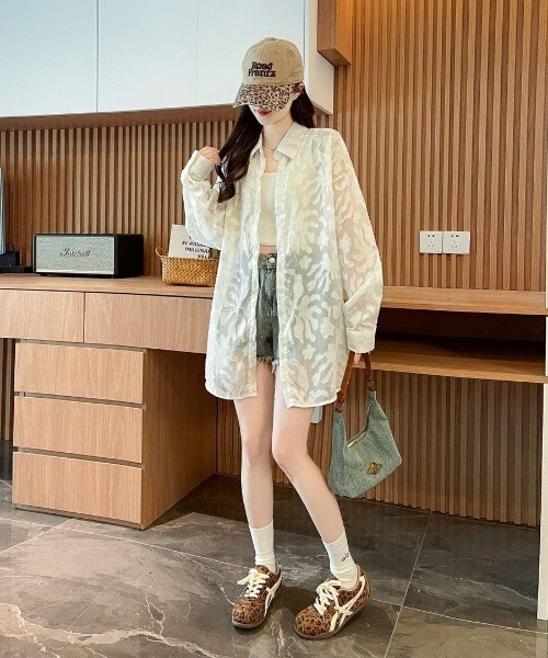 AMAJI(アマジ)の「ジャガード シアー ミディ丈プラスサイズ シャツジャケット(シャツ/ブラウス・レディース・ベージュ・MEDIUM/LARGE/X-LARGE)」の4枚目の写真
