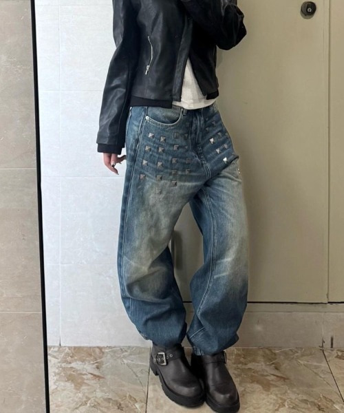 FreeZone（フリーゾーン）の「ヴィンテージウォッシュ スタッズ装飾 ワイドルーズデニムパンツ（デニムパンツ・メンズ・ブルー・LARGE/MEDIUM/SMALL）」の7枚目の写真