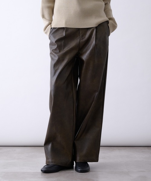 Perushu(ペルーシュ)の「synthetic leather Tuck Wide Pants/合成皮革タックワイドパンツ(その他パンツ・メンズ・ブラック/ブラウン・SMALL/MEDIUM/LARGE)」の2枚目の写真
