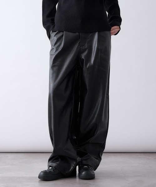 Perushu(ペルーシュ)の「synthetic leather Tuck Wide Pants/合成皮革タックワイドパンツ(その他パンツ・メンズ・ブラック/ブラウン・SMALL/MEDIUM/LARGE)」の1枚目の写真