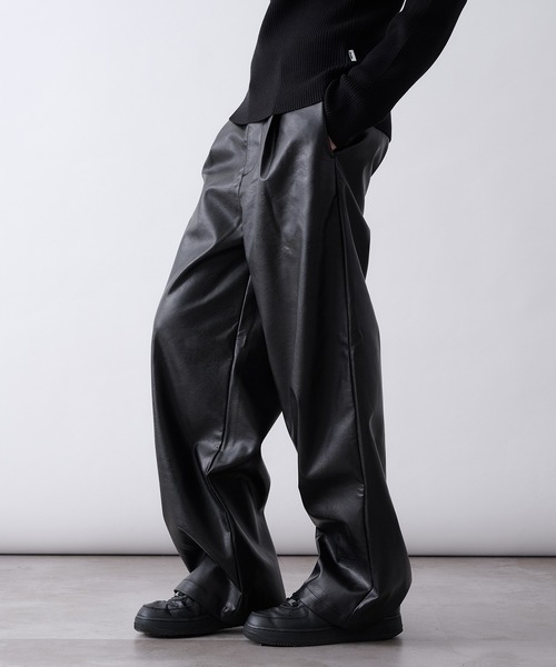 Perushu(ペルーシュ)の「synthetic leather Tuck Wide Pants/合成皮革タックワイドパンツ(その他パンツ・メンズ・ブラック/ブラウン・SMALL/MEDIUM/LARGE)」の3枚目の写真