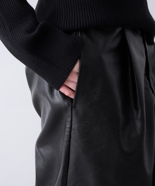 Perushu(ペルーシュ)の「synthetic leather Tuck Wide Pants/合成皮革タックワイドパンツ(その他パンツ・メンズ・ブラック/ブラウン・SMALL/MEDIUM/LARGE)」の12枚目の写真