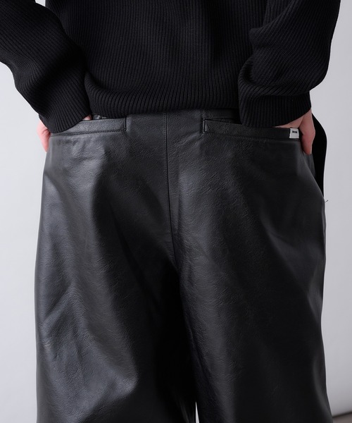 Perushu(ペルーシュ)の「synthetic leather Tuck Wide Pants/合成皮革タックワイドパンツ(その他パンツ・メンズ・ブラック/ブラウン・SMALL/MEDIUM/LARGE)」の13枚目の写真