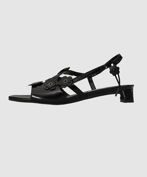 CECILIE BAHNSEN(セシリー バンセン)の「HEELED STRAPPY SANDAL W/FLOWER TRIM(サンダル・レディース・ブラック・38/39/37)」の1枚目の写真
