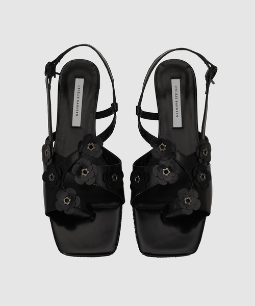 CECILIE BAHNSEN(セシリー バンセン)の「HEELED STRAPPY SANDAL W/FLOWER TRIM(サンダル・レディース・ブラック・38/39/37)」の6枚目の写真