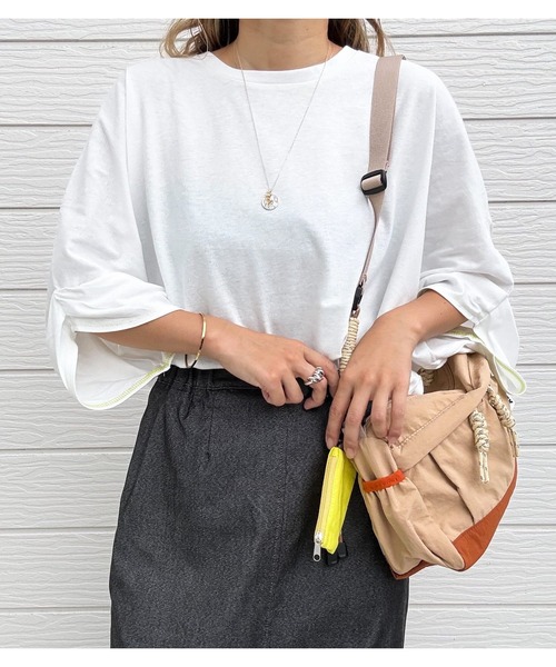 Q(キュー)の「袖タックドルマントップス(Tシャツ/カットソー・レディース・ブラック/オフホワイト/ベージュ・MEDIUM)」の1枚目の写真