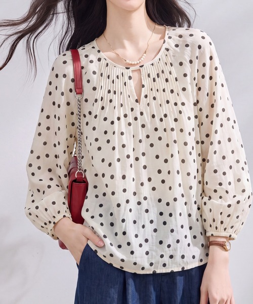 LUCPY(ラクピー)の「ドット柄ギャザーネック七分袖ブラウス(シャツ/ブラウス・レディース・ホワイト・X-LARGE/LARGE/MEDIUM/SMALL)」の2枚目の写真