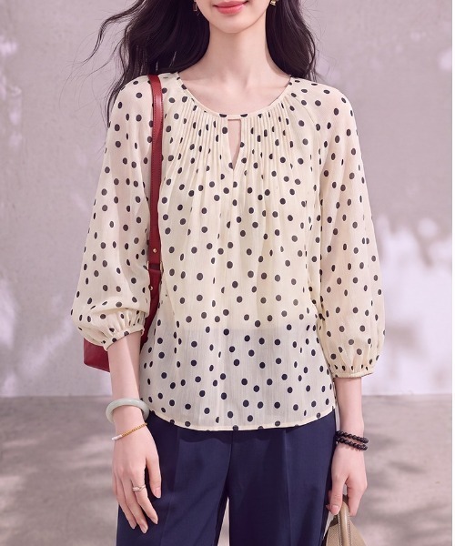 LUCPY(ラクピー)の「ドット柄ギャザーネック七分袖ブラウス(シャツ/ブラウス・レディース・ホワイト・X-LARGE/LARGE/MEDIUM/SMALL)」の4枚目の写真