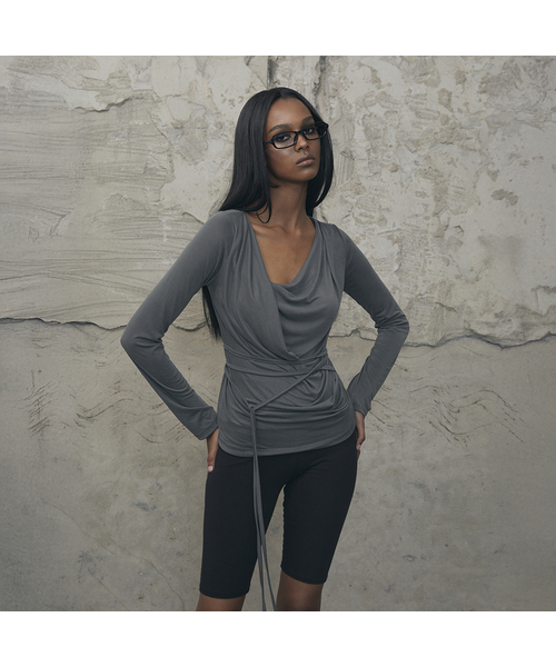 VOONT(ブント)の「Drape Strap Tie Long Sleeve (CHARCOAL)(Tシャツ/カットソー・レディース・チャコールグレー・OS)」の1枚目の写真