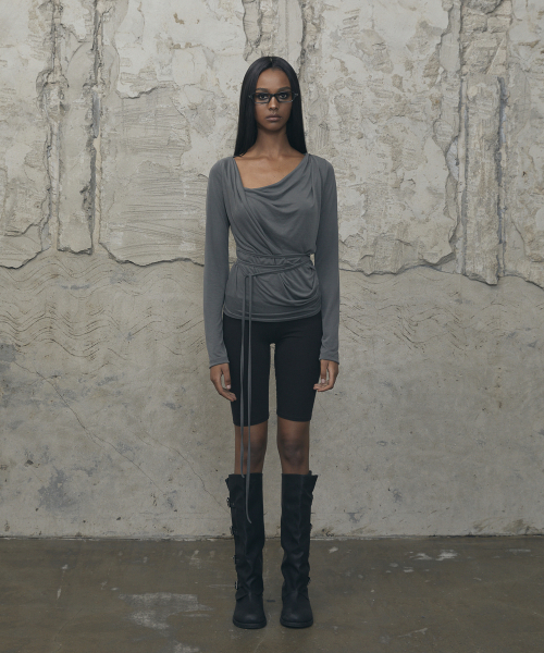 VOONT(ブント)の「Drape Strap Tie Long Sleeve (CHARCOAL)(Tシャツ/カットソー・レディース・チャコールグレー・OS)」の2枚目の写真