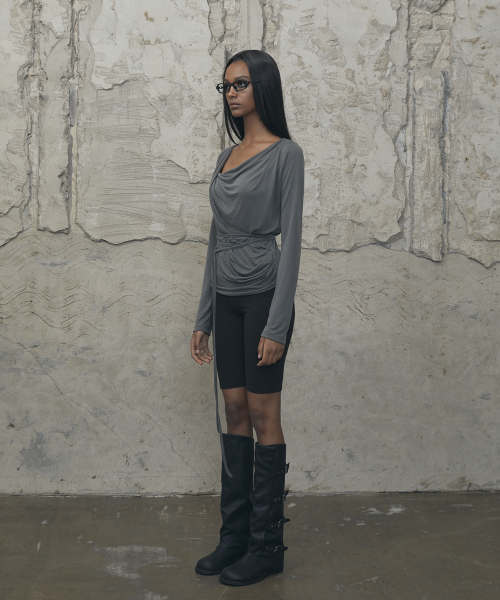 VOONT(ブント)の「Drape Strap Tie Long Sleeve (CHARCOAL)(Tシャツ/カットソー・レディース・チャコールグレー・OS)」の3枚目の写真