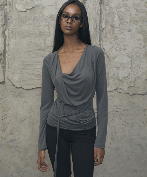 VOONT(ブント)の「Drape Strap Tie Long Sleeve (CHARCOAL)(Tシャツ/カットソー・レディース・チャコールグレー・OS)」の7枚目の写真