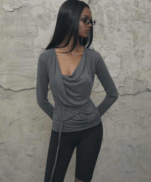 VOONT(ブント)の「Drape Strap Tie Long Sleeve (CHARCOAL)(Tシャツ/カットソー・レディース・チャコールグレー・OS)」の8枚目の写真