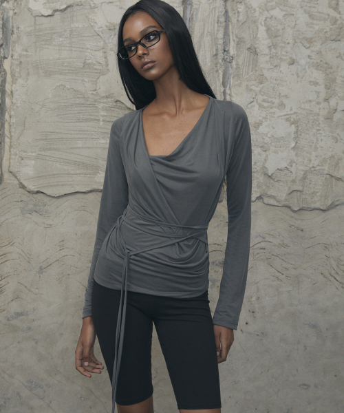 VOONT(ブント)の「Drape Strap Tie Long Sleeve (CHARCOAL)(Tシャツ/カットソー・レディース・チャコールグレー・OS)」の9枚目の写真