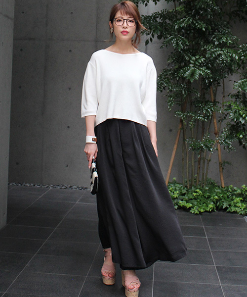 MICOAMERI(ミコアメリ)の「Vネックバックチュールニット(ニット/セーター・レディース・ブラック/ブルー系その他/グレー/ホワイト・FREE)」の2枚目の写真