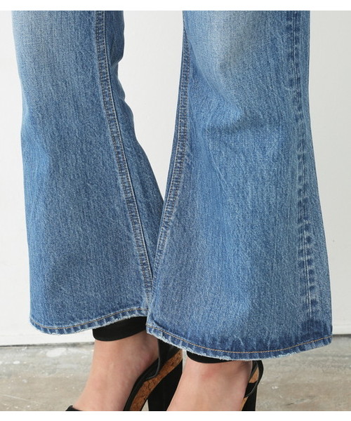 SLY（スライ）の「COTTAGE JW FLARE ANKLE PT-B（デニムパンツ・レディース・ブルー・0/1/2）」の6枚目の写真