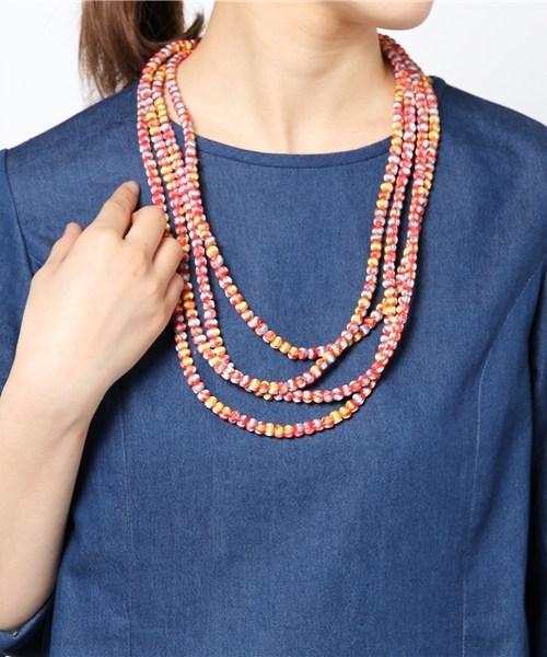 SHIPS for women(シップスフォーウィメン)の「liflattie:プリントボール ロングネックレス(ネックレス・レディース・ライトグレー/イエロー/ブルー・ONE SIZE)」の4枚目の写真