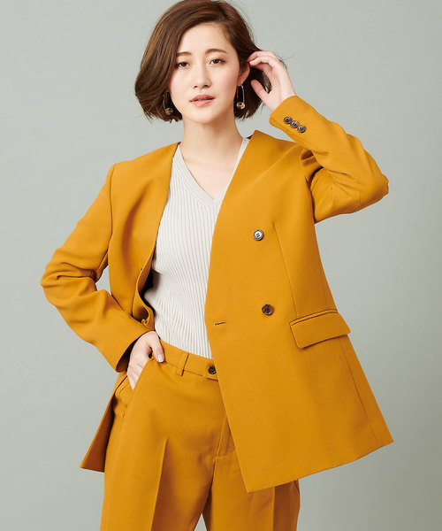 RIVE DROITE(リヴドロワ)の「高密度サテンVネックジャケット(ノーカラージャケット)」|マスタード