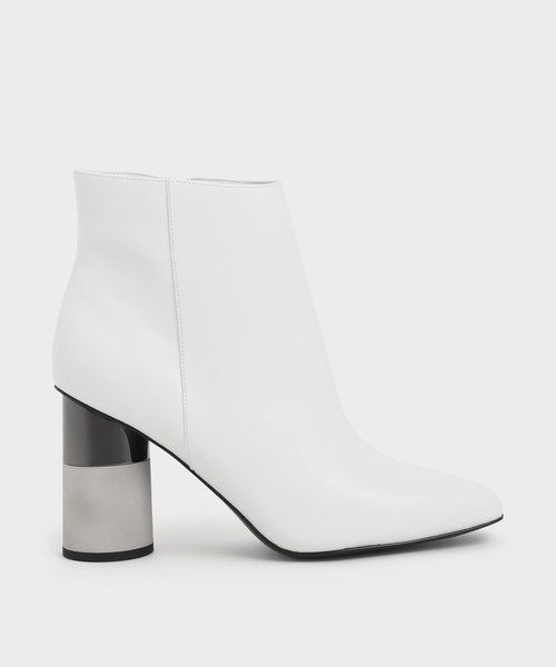 CHARLES & KEITH(チャールズ & キース)の「コンクリートヒール アンクルブーツ / Concrete Heel Ankle Boots(ブーツ・レディース・ホワイト/ブラック/セージグリーン・22.5cm/23cm/23.5cm/24.5cm)」の2枚目の写真