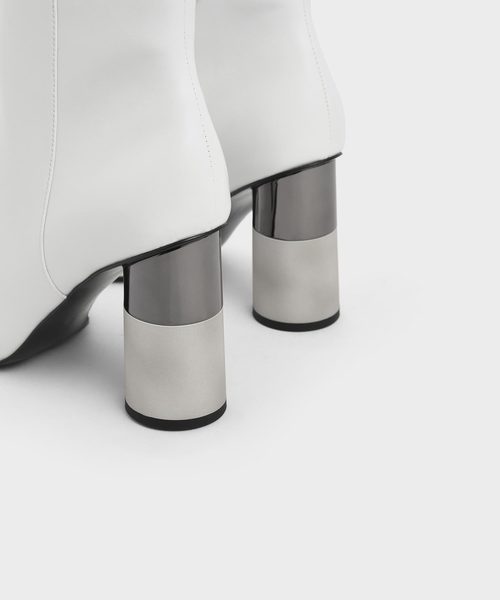 CHARLES & KEITH(チャールズ & キース)の「コンクリートヒール アンクルブーツ / Concrete Heel Ankle Boots(ブーツ・レディース・ホワイト/ブラック/セージグリーン・22.5cm/23cm/23.5cm/24.5cm)」の4枚目の写真