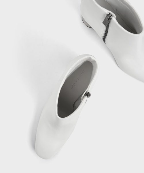 CHARLES & KEITH(チャールズ & キース)の「コンクリートヒール アンクルブーツ / Concrete Heel Ankle Boots(ブーツ・レディース・ホワイト/ブラック/セージグリーン・22.5cm/23cm/23.5cm/24.5cm)」の7枚目の写真