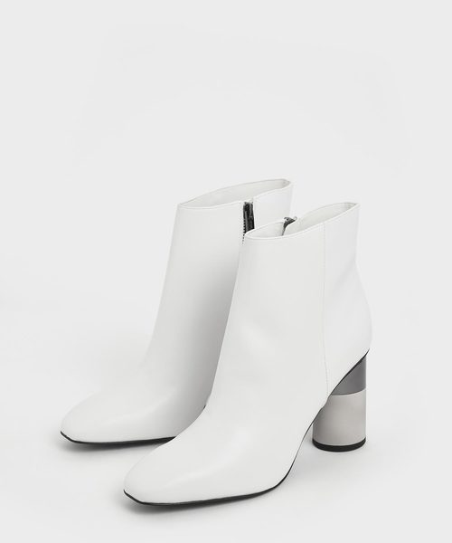 CHARLES & KEITH(チャールズ & キース)の「コンクリートヒール アンクルブーツ / Concrete Heel Ankle Boots(ブーツ・レディース・ホワイト/ブラック/セージグリーン・22.5cm/23cm/23.5cm/24.5cm)」の9枚目の写真