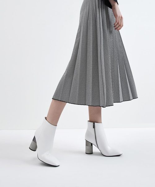 CHARLES & KEITH(チャールズ & キース)の「コンクリートヒール アンクルブーツ / Concrete Heel Ankle Boots(ブーツ・レディース・ホワイト/ブラック/セージグリーン・22.5cm/23cm/23.5cm/24.5cm)」の10枚目の写真
