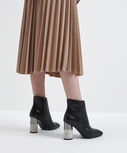 CHARLES & KEITH(チャールズ & キース)の「コンクリートヒール アンクルブーツ / Concrete Heel Ankle Boots(ブーツ・レディース・ホワイト/ブラック/セージグリーン・22.5cm/23cm/23.5cm/24.5cm)」の11枚目の写真