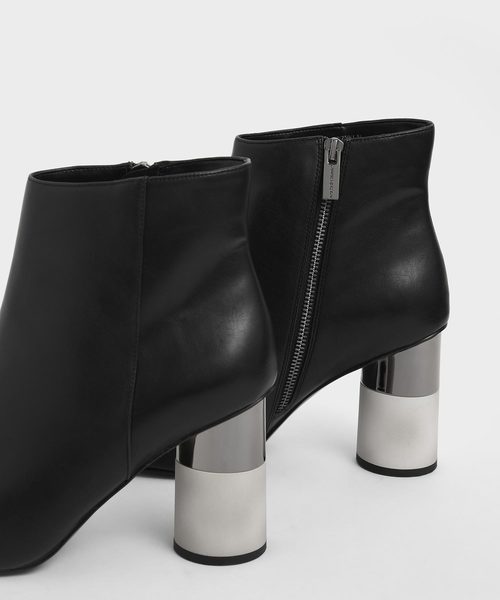 CHARLES & KEITH(チャールズ & キース)の「コンクリートヒール アンクルブーツ / Concrete Heel Ankle Boots(ブーツ・レディース・ホワイト/ブラック/セージグリーン・22.5cm/23cm/23.5cm/24.5cm)」の6枚目の写真