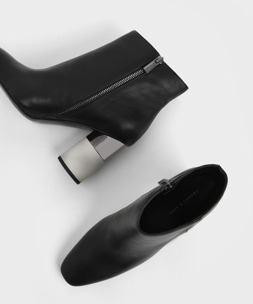 CHARLES & KEITH(チャールズ & キース)の「コンクリートヒール アンクルブーツ / Concrete Heel Ankle Boots(ブーツ・レディース・ホワイト/ブラック/セージグリーン・22.5cm/23cm/23.5cm/24.5cm)」の8枚目の写真