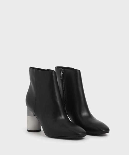 CHARLES & KEITH(チャールズ & キース)の「コンクリートヒール アンクルブーツ / Concrete Heel Ankle Boots(ブーツ・レディース・ホワイト/ブラック/セージグリーン・22.5cm/23cm/23.5cm/24.5cm)」の5枚目の写真