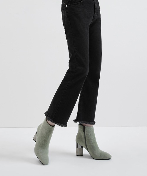 CHARLES & KEITH(チャールズ & キース)の「コンクリートヒール アンクルブーツ / Concrete Heel Ankle Boots(ブーツ・レディース・ホワイト/ブラック/セージグリーン・22.5cm/23cm/23.5cm/24.5cm)」の17枚目の写真