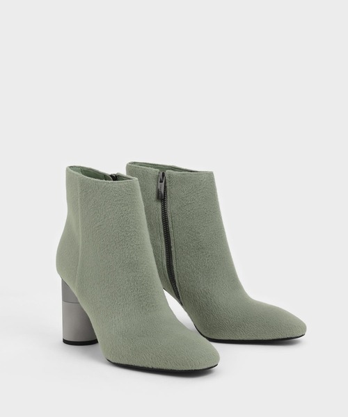CHARLES & KEITH(チャールズ & キース)の「コンクリートヒール アンクルブーツ / Concrete Heel Ankle Boots(ブーツ・レディース・ホワイト/ブラック/セージグリーン・22.5cm/23cm/23.5cm/24.5cm)」の16枚目の写真