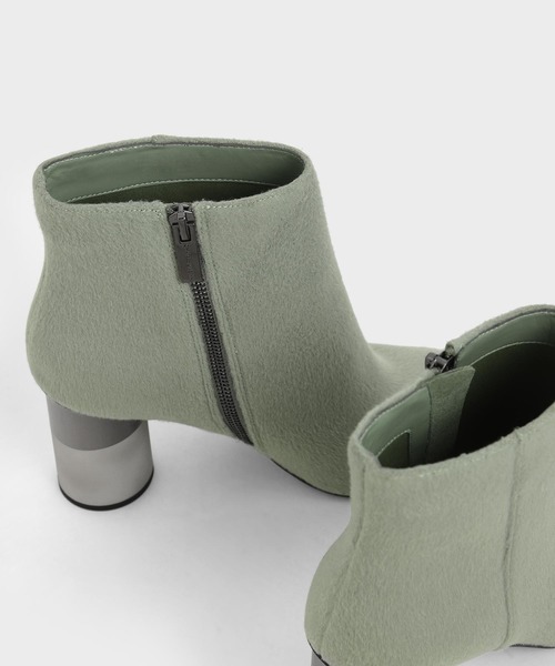 CHARLES & KEITH(チャールズ & キース)の「コンクリートヒール アンクルブーツ / Concrete Heel Ankle Boots(ブーツ・レディース・ホワイト/ブラック/セージグリーン・22.5cm/23cm/23.5cm/24.5cm)」の15枚目の写真