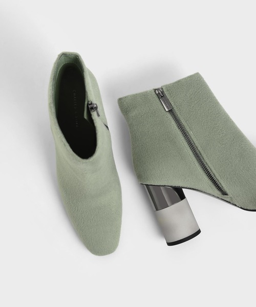 CHARLES & KEITH(チャールズ & キース)の「コンクリートヒール アンクルブーツ / Concrete Heel Ankle Boots(ブーツ・レディース・ホワイト/ブラック/セージグリーン・22.5cm/23cm/23.5cm/24.5cm)」の14枚目の写真