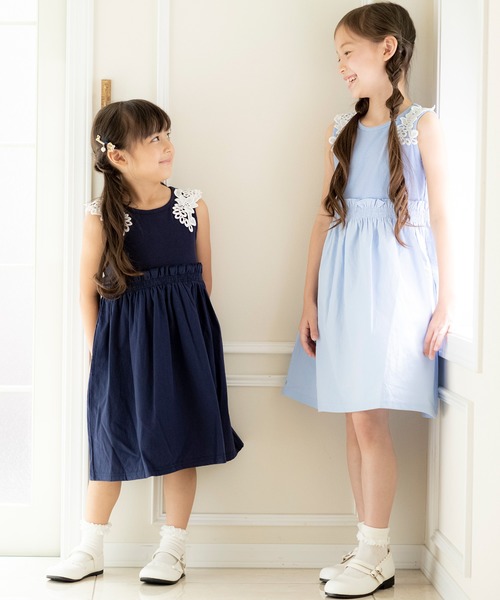 Catherine Cottage(キャサリンコテージ)の「レースモチーフドッキングワンピース(ワンピース・キッズ・ネイビー/サックスブルー/スモークピンク・110/120/130/140/150)」の4枚目の写真