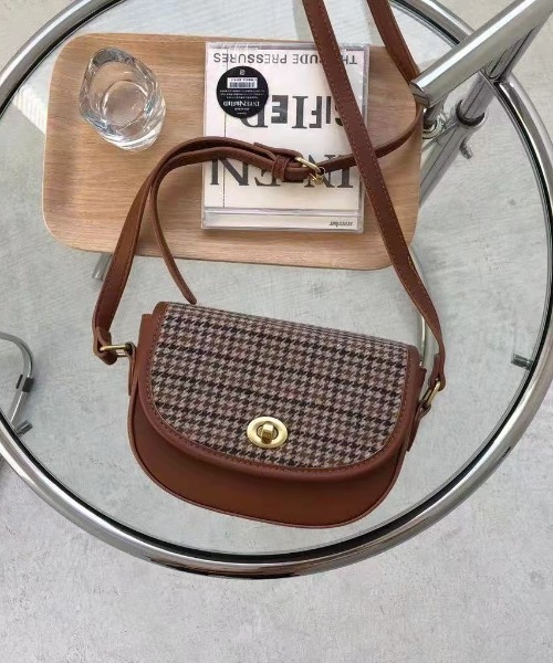 Loueme（ルエム）の「ハーフムーンショルダー（ショルダーバッグ・レディース・ブラック/ブラウン/ダークブラウン・FREE）」の3枚目の写真