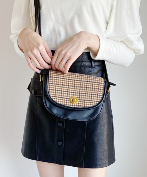 Loueme（ルエム）の「ハーフムーンショルダー（ショルダーバッグ・レディース・ブラック/ブラウン/ダークブラウン・FREE）」の2枚目の写真