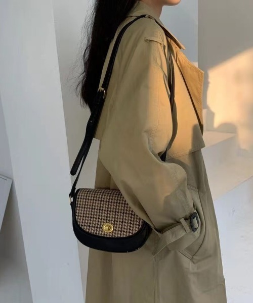 Loueme（ルエム）の「ハーフムーンショルダー（ショルダーバッグ・レディース・ブラック/ブラウン/ダークブラウン・FREE）」の4枚目の写真