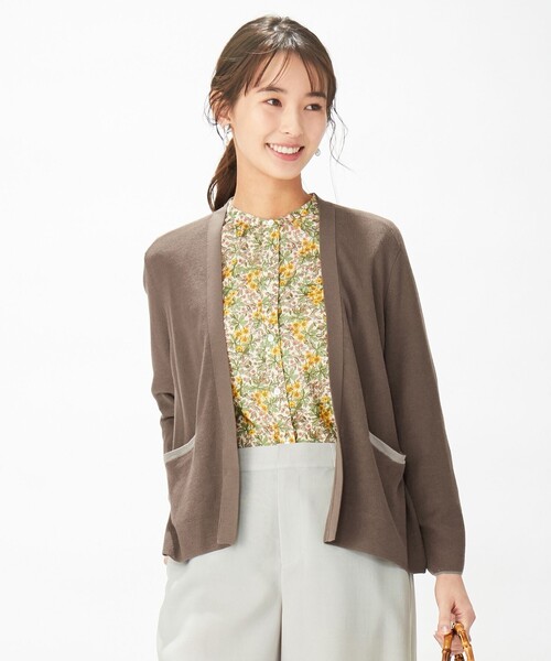J.PRESS(ジェイプレス)の「【洗える】片畦Vネック ショートカーディガン(カーディガン/ボレロ・レディース・ライトグレー系/ブラウン系/ベージュ系・T13)」の2枚目の写真